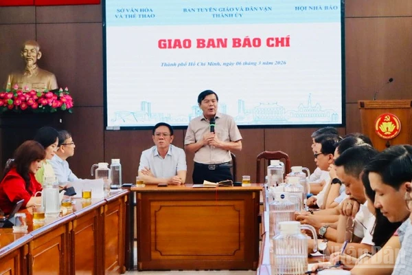 Đồng chí Tăng Hữu Phong, Phó Trưởng Ban Tuyên giáo và Dân vận Thành ủy Thành phố Hồ Chí Minh phát biểu tại cuộc họp giao ban.