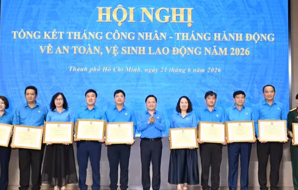 Chủ tịch Tổng Liên đoàn Lao động Việt Nam Nguyễn Anh Tuấn trao Bằng khen đến tập thể, cá nhân. (Ảnh: VIỆT DŨNG)