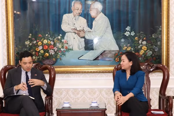 Phó Chủ tịch Thường trực Ủy ban Mặt trận Tổ quốc Việt Nam thành phố Trương Thị Bích Hạnh chúc mừng ngài Etienne Ranaivoson đảm nhận nhiệm vụ Tổng Lãnh sự Pháp tại Thành phố Hồ Chí Minh.
