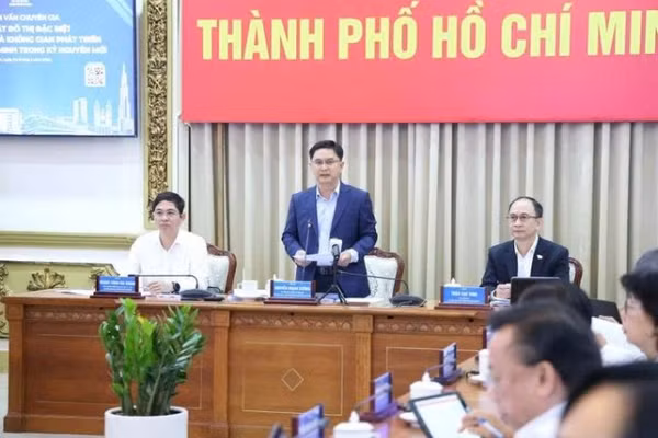 Ông Nguyễn Mạnh Cường, Ủy viên dự khuyết Trung ương Đảng, Phó Chủ tịch Ủy ban nhân dân Thành phố phát biểu tại hội thảo. (Ảnh: LÊ THOA)