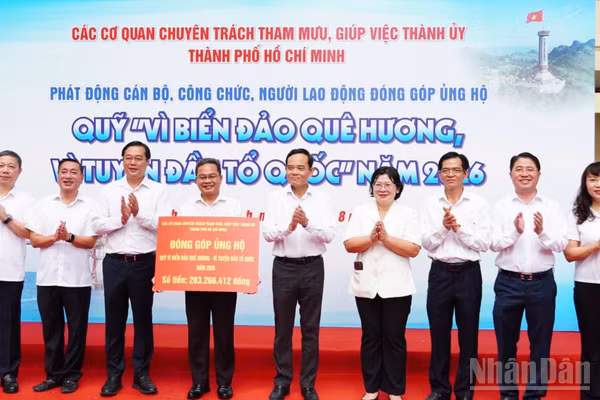 Bí thư Thành ủy Thành phố Hồ Chí Minh Trần Lưu Quang cùng các đồng chí Thường trực Thành ủy, lãnh đạo các cơ quan chuyên trách tham mưu, giúp việc Thành ủy Thành phố Hồ Chí Minh trao kinh phí ủng hộ Quỹ “Vì biển đảo quê hương-Vì tuyến đầu Tổ quốc” Thành phố năm 2026. (Ảnh: VƯƠNG LÊ)