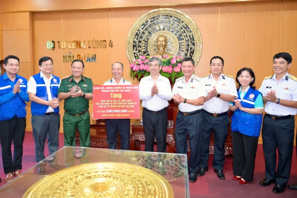  Đoàn công tác tặng quà cho quân và dân đặc khu Trường Sa - Ảnh: Văn Minh