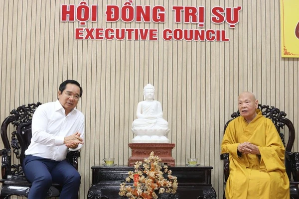 Đồng chí Nguyễn Văn Được trò chuyện cùng Trưởng lão Hòa thượng Thích Thiện Nhơn. (Ảnh: Ngô Tùng)