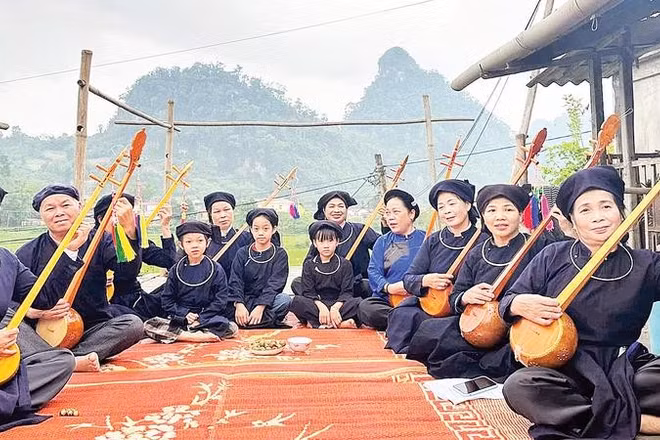 Một buổi sinh hoạt thường kỳ của Câu lạc bộ văn hóa, nghệ thuật “Đặc sắc Văn Lang”, xã Văn Lang.