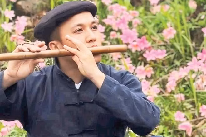 Sùng Mạnh Hùng, người truyền tải hình ảnh du lịch Cao nguyên đá Đồng Văn đến du khách.