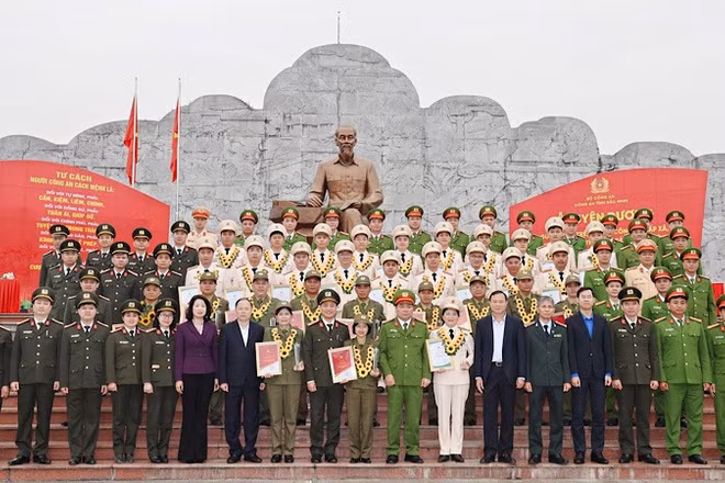 Các đại biểu và những tấm gương tiêu biểu trong lực lượng Công an và bảo vệ an ninh trật tự ở cơ sở chụp ảnh lưu niệm.