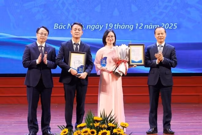 Trao thưởng cho các tác giả đạt giải Nhất Cuộc thi Khởi nghiệp đổi mới sáng tạo tỉnh Bắc Ninh năm 2025.
