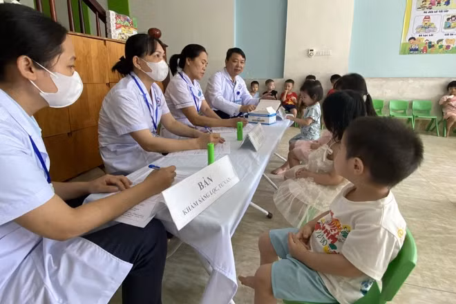 Trạm Y tế phường Tiền Phong khám sức khỏe định kỳ cho trẻ em mầm non.