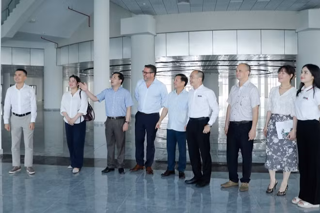 Đoàn công tác của Công ty ABE khảo sát tại Trung tâm Văn hóa Bắc Ninh.