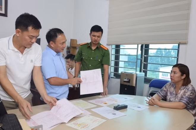 Ban chuyên án khám xét tại trụ sở Công ty Cổ phần Đầu tư và Dịch vụ quốc tế Minh An.