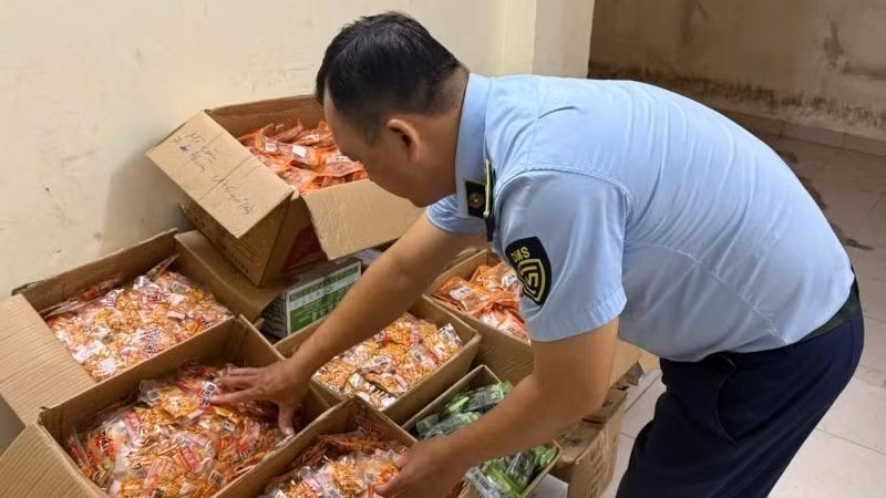 Nhiều thực phẩm kém chất lượng bị lực lượng quản lý thị trường Thành phố Hồ Chí Minh phát hiện.