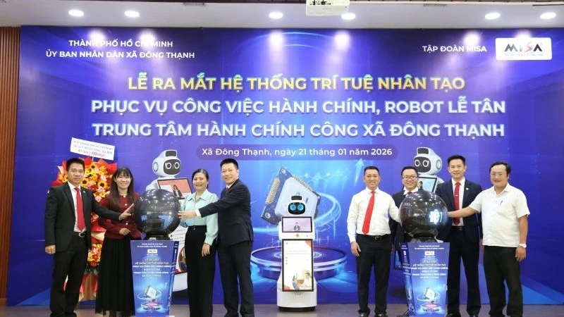 Các đại biểu thực hiện nghi thức kích hoạt hệ thống Robot AI vào quy trình vận hành hành chính công.
