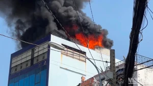 Thành phố Hồ Chí Minh: Cháy lớn trên tầng 5 tòa nhà tại quận Gò Vấp
