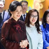 Bà Ngô Phương Ly - Phu nhân Tổng Bí thư, Chủ tịch nước Tô Lâm đến thăm Bảo tàng Âm nhạc dân tộc Quảng Tây. (Ảnh: TTXVN phát)