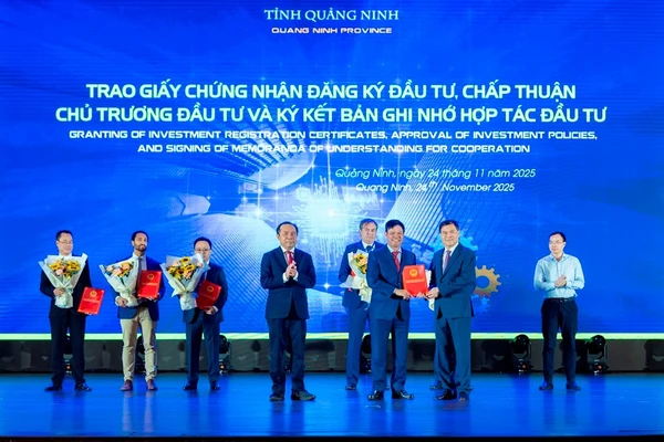 Đại diện Tập đoàn FPT nhận chứng nhận đăng ký đầu tư dự án xây dựng Khu Công nghệ số tập trung và khu phụ trợ tại Quảng Ninh.