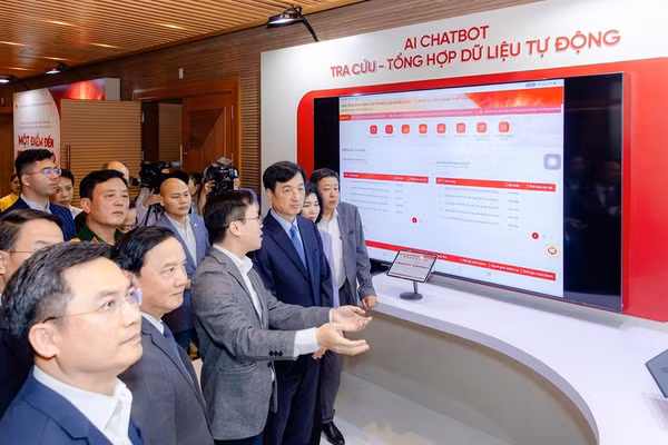 Bí thư Thành ủy Hà Nội Nguyễn Duy Ngọc nghe giới thiệu các giải pháp AI của FPT.