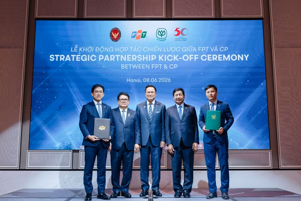 Thủ tướng Thái Lan Anutin Charnvirakul (đứng giữa) chứng kiến Lễ khởi động hợp tác chiến lược giữa FPT và CP.