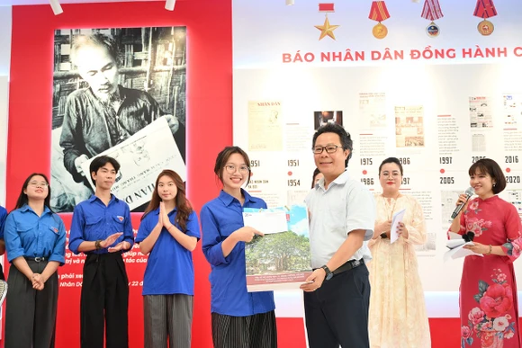 [Video] Mini game điểm nhấn công nghệ tại không gian trưng bày của Báo Nhân Dân trong Hội Báo toàn quốc 2025