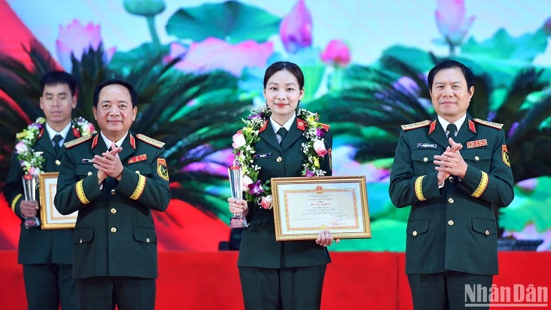 Thượng tướng Trịnh Văn Quyết, Đại tướng Nguyễn Tân Cương (thứ nhất và thứ 3 từ trái sang) trao Bằng khen Thượng sĩ Bùi Việt Hà, Gương mặt trẻ tiêu biểu toàn quân năm 2024 tại chương trình.