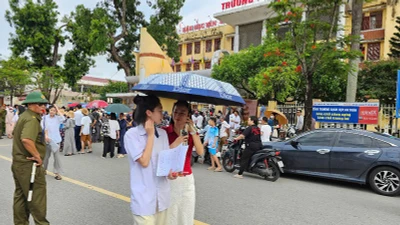 Phụ huynh đón, chăm sóc thí sinh sau mỗi buổi thi.