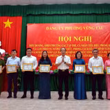 Đồng chí Võ Văn Dũng, Ủy viên Ban Thường vụ Thành ủy Thành phố Hồ Chí Minh, Bí thư Đảng ủy phường Vũng Tàu tặng giấy khen cho tập thể và cá nhân tiêu biểu trong học tập và làm theo Bác Hồ năm 2026. 