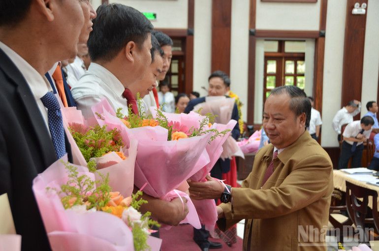 Đồng chí Châu Ngọc Tuấn, Phó Bí thư Tỉnh ủy, Trưởng đoàn Đại biểu Quốc hội tỉnh, phụ trách địa bàn Gia Lai cơ sở 2 trao hoa cho Bí thư, Chủ tịch 77 xã, phường mới thuộc tỉnh Gia Lai trước đây. ndo_br_dsc-0494.jpg
