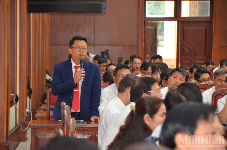 Ông Lê Trọng Phúc, Chủ tịch Ủy ban nhân dân xã Ia Dom phát biểu đề xuất bổ sung, nâng cấp hạ tầng trang thiết bị phục vụ bộ phận tiếp nhận, giải quyết thủ tục hành chính. ndo_br_dsc-0469.jpg