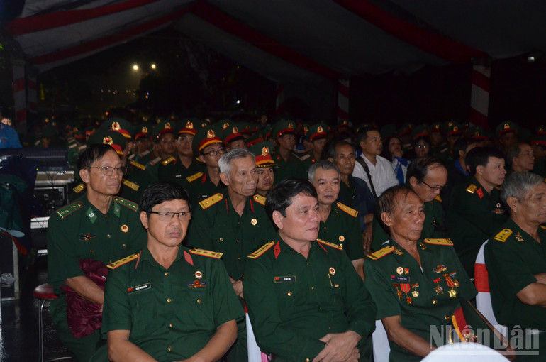 Đại biểu tham dự Lễ dâng hương và thắp nến tri ân. ndo_br_dsc-0273.jpg