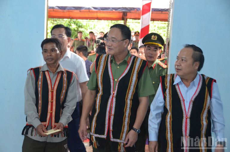 Thượng tướng Phạm Thế Tùng, Thứ trưởng Bộ Công an và đồng chí Châu Ngọc Tuấn, Phó Bí thư Tỉnh ủy, Trưởng đoàn Đại biểu Quốc hội tỉnh Gia Lai tại lễ bàn giao nhà ở xã Đắk Đoa, tỉnh Gia Lai. ndo_br_dsc-0800.jpg