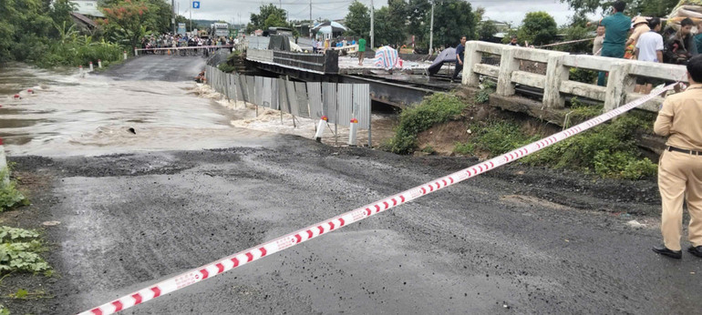 Lực lượng chức năng đã túc trực 2 bên cầu, khu vực ngầm tràn, không để người dân qua lại, tránh rủi ro đáng tiếc xảy ra. z6693054386191-b6c4f91216768d8fe28a0ae44a51b6a2.jpg