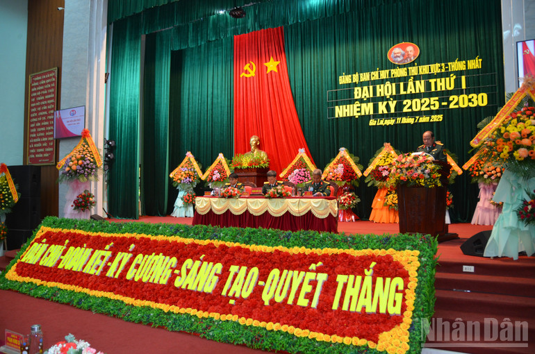 Đại tá Đinh Văn Thê, Ủy viên Ban Thường vụ Đảng ủy Quân sự, Phó Chỉ huy trưởng kiêm Tham mưu trưởng Bộ Chỉ huy Quân sự tỉnh dự và phát biểu chỉ đạo Đại hội. ndo_br_dsc-0511.jpg