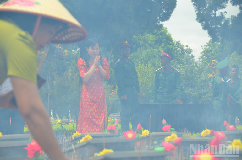 Mỗi người con đất Việt đều thẫm đẫm đạo lý uống nước, nhớ nguồn, ăn quả nhớ người trồng cây. ndo_br_dsc-1506.jpg