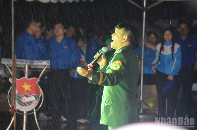 Ca sĩ biểu diễn bài hát Linh thiêng Việt Nam. ndo_br_dsc-0216.jpg