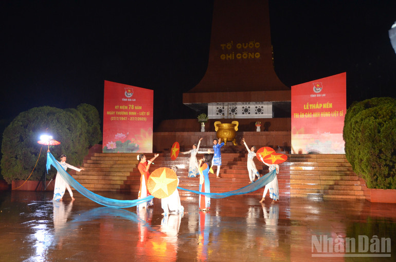 Chương trình nghệ thuật nhân dịp kỉ niệm 78 năm Ngày Thương binh-Liệt sĩ được tổ chức công phu, chu đáo. ndo_br_dsc-0249.jpg