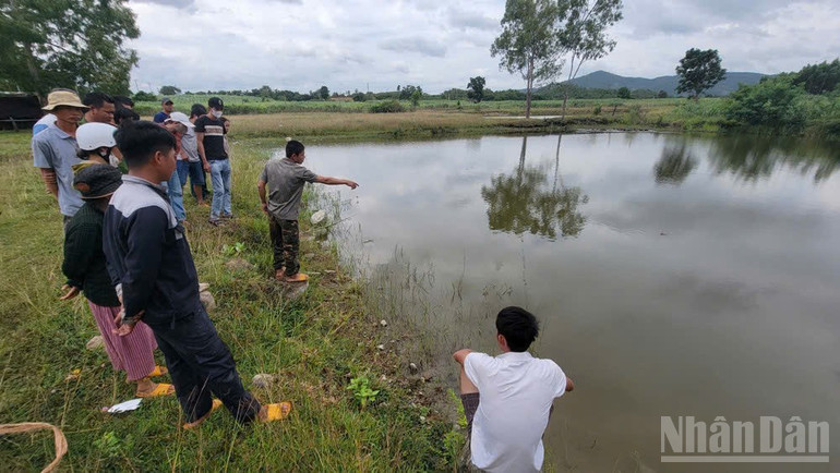 Khu vực ao sau nhà trọ, nơi cháu Khang tử vong thương tâm. ndo_br_z6846147287644-d5b157bdd4a16e765c6c5c9294a4e7d1.jpg