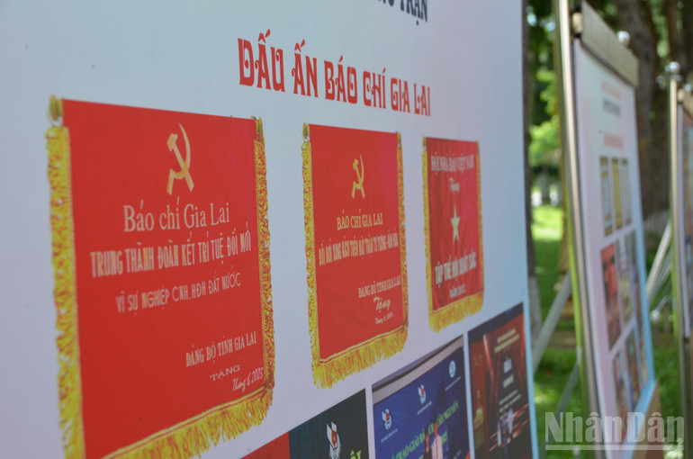 Tại buổi lễ, các đại biểu tham quan hơn 30 cụm ảnh với hàng trăm hình ảnh, tư liệu quý về lịch sử báo chí cách mạng Việt Nam; lịch sử hình thành, phát triển của Báo Gia Lai, Đài Phát thanh-Truyền hình tỉnh, hoạt động của Hội Nhà báo tỉnh. ndo_br_dsc-0620.jpg