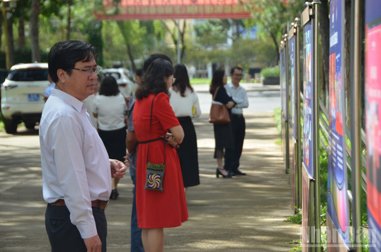 Đại biểu tham quan triển lãm. ndo_br_dsc-0623.jpg