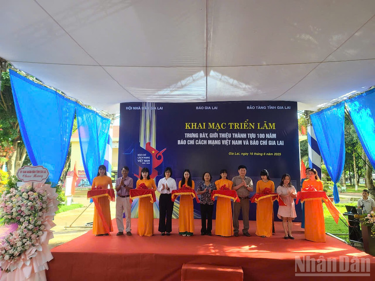 Các đại biểu cắt băng khai mạc triển lãm. ndo_br_z6710145299919-9c25e8a193a27a66744e0ab0f4cde00a.jpg