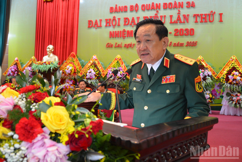 Thượng tướng Võ Minh Lương, Ủy viên Trung ương Đảng, Ủy viên Thường vụ quân ủy Trung ương, Thứ trưởng Quốc phòng phát biểu chỉ đạo đại hội. ndo_br_dsc-0114.jpg