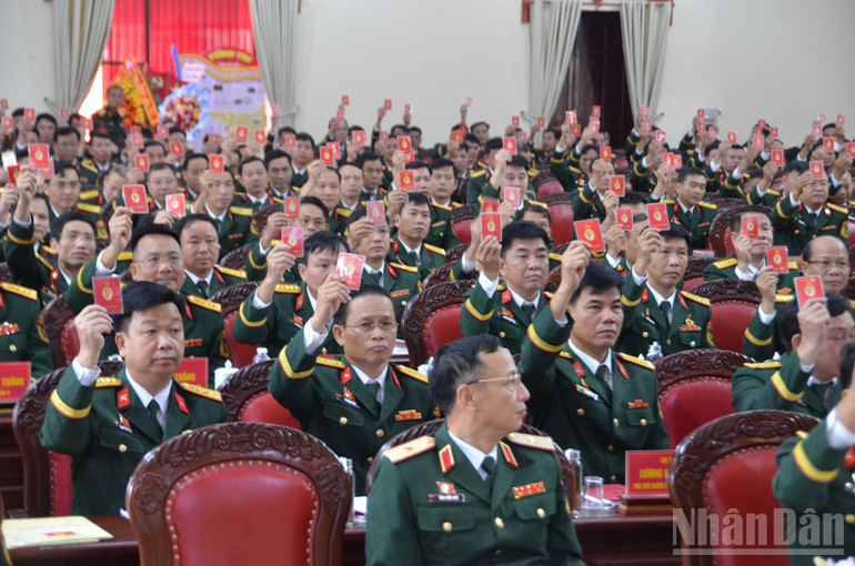 Đại biểu biểu quyết nhất trí thông qua Nghị quyết đại hội. ndo_br_dsc-0061.jpg