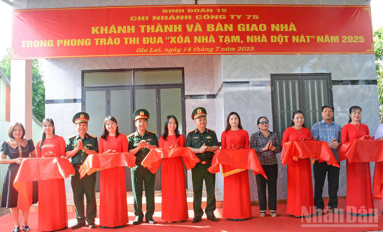 Thiếu tướng Hoàng Văn Sỹ, Tư lệnh Binh đoàn 15 cùng lãnh đạo Công ty 75 cắt băng khánh thành nhà tặng các gia đình tại tỉnh Gia Lai. ndo_br_75-thieu-tuong-hoang-van-sy-tu-lenh-binh-doan-15-cung-lanh-dao-cong-ty-75-cat-bang-khanh-thanh-nha-tang-cac-gia-dinh-tai-tinh-gia-lai.jpg