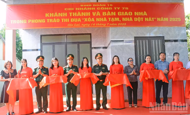 ndo_br_75-thieu-tuong-hoang-van-sy-tu-lenh-binh-doan-15-cung-lanh-dao-cong-ty-75-cat-bang-khanh-thanh-nha-tang-cac-gia-dinh-tai-tinh-gia-lai.jpg