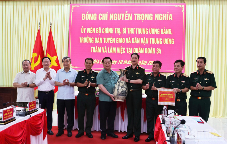 Đồng chí Nguyễn Trọng Nghĩa, Ủy viên Bộ Chính trị, Bí thư Trung ương Đảng, Trưởng ban Tuyên giáo và Dân vận Trung ương tặng quà cho tập thể Bộ Tư lệnh Quân đoàn 34. ndo_br_z6893019731215-12a695c2197a0925275ee990547d8a25.jpg