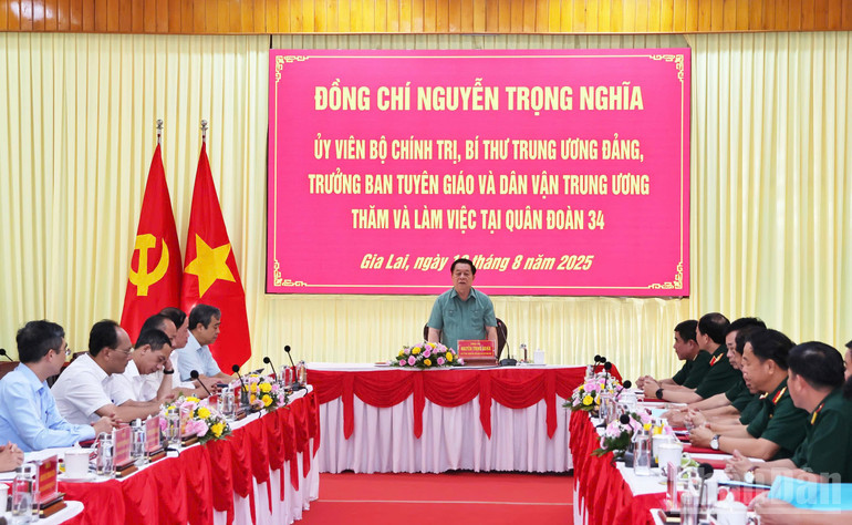 Đồng chí Nguyễn Trọng Nghĩa, Ủy viên Bộ Chính trị, Bí thư Trung ương Đảng, Trưởng ban Tuyên giáo và Dân vận Trung ương phát biểu chỉ đạo tại buổi làm việc. ndo_br_z6893019731153-0023d61dab3328497c6e5dfc09024ae9.jpg