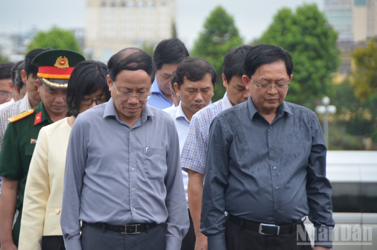 Tượng đài Bác Hồ với các dân tộc Tây Nguyên thuộc khuôn viên quảng trường Đại Đoàn Kết (Bảo tàng tỉnh Gia Lai), phường Pleiku. ndo_br_dsc-0165.jpg