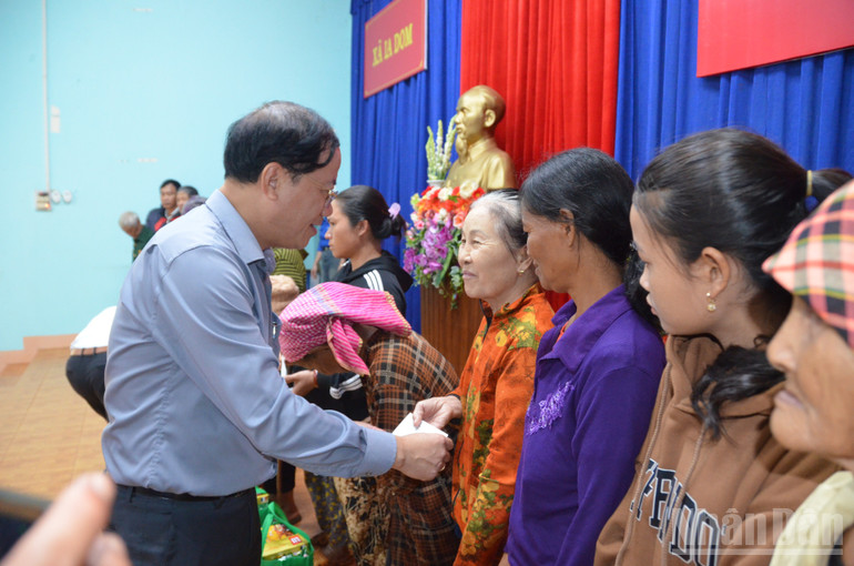 Dịp này, đồng chí Phạm Anh Tuấn trao 103 suất quà cho hộ nghèo. ndo_br_dsc-0010.jpg