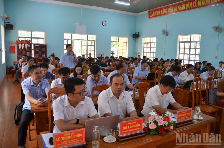 Cán bộ phòng kinh tế xã Ia Dom đề xuất định hướng xóa đói giảm nghèo , nâng cao mức sống cho bà con. ndo_br_dsc-0034.jpg