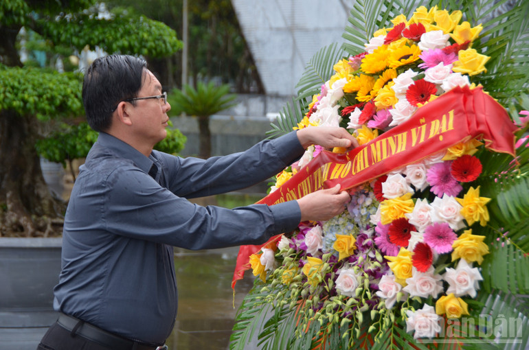 Đồng chí Hồ Quốc Dũng dâng vòng hoa với dòng chữ "Đời đời nhớ ơn Chủ tịch Hồ Chí Minh vĩ đại". ndo_br_dsc-0159.jpg