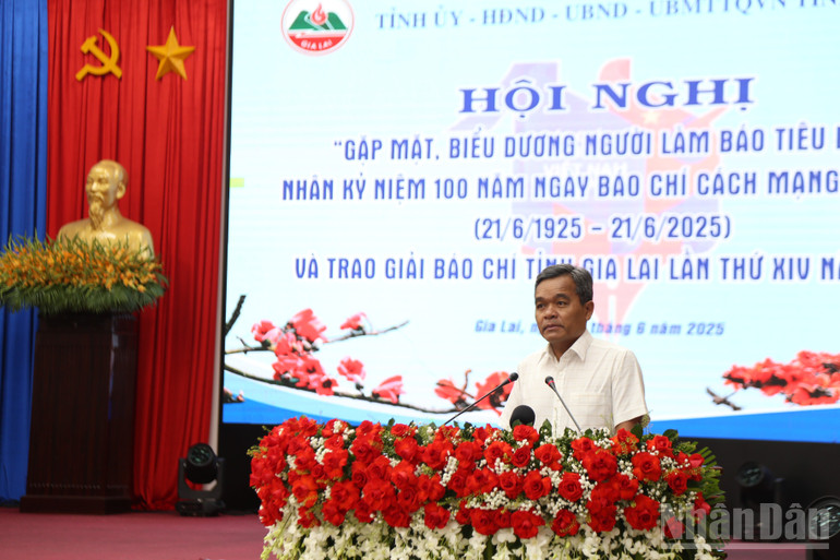 Đồng chí Hồ Văn Niên, Ủy viên Trung ương Đảng, Bí thư Tỉnh ủy Gia Lai dự và phát biểu chỉ đạo Hội nghị. ndo_br_img-4597.jpg