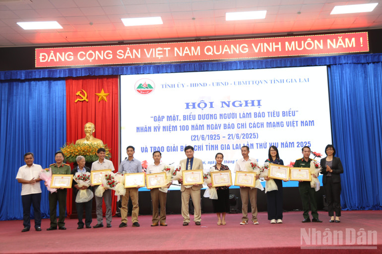 Lãnh đạo tỉnh ủy, Ủy ban nhân dân tỉnh Gia Lai đã trao tặng bằng khen cho 9 tập thể, 70 cá nhân vì có thành tích xuất sắc đóng góp cho nền báo chí cách mạng tỉnh Gia Lai ndo_br_img-4607.jpg